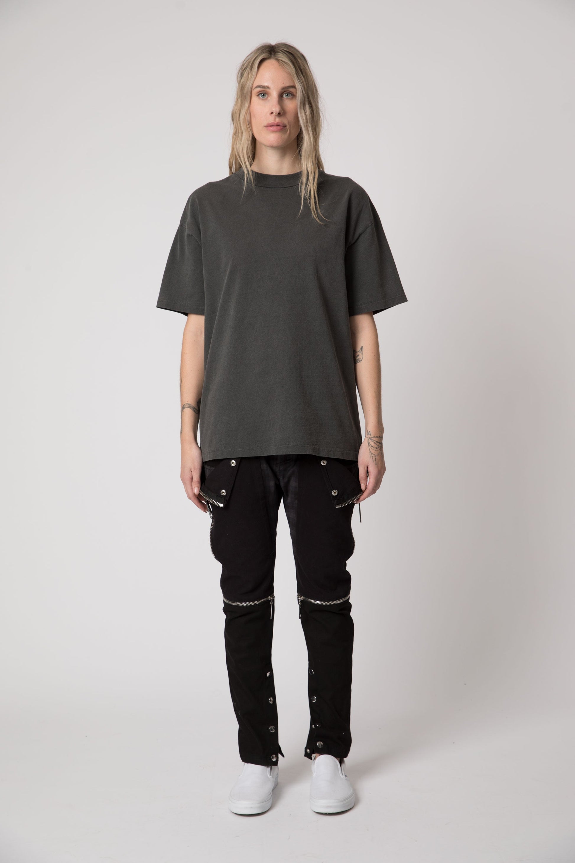 Sixelar Vintage Charcoal t-shirt blank v4.0 front view female model