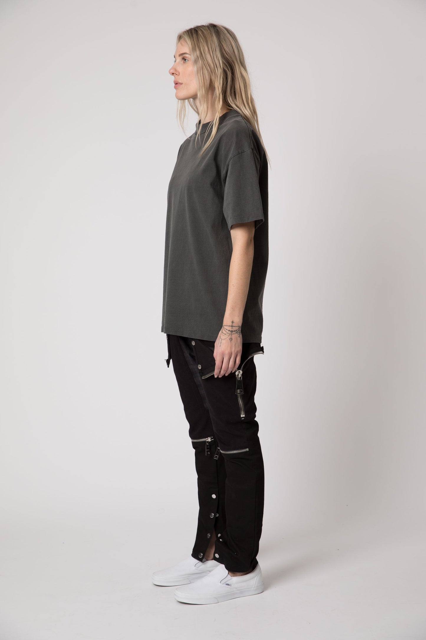 Sixelar Vintage Charcoal t-shirt blank v4.0 side view female model