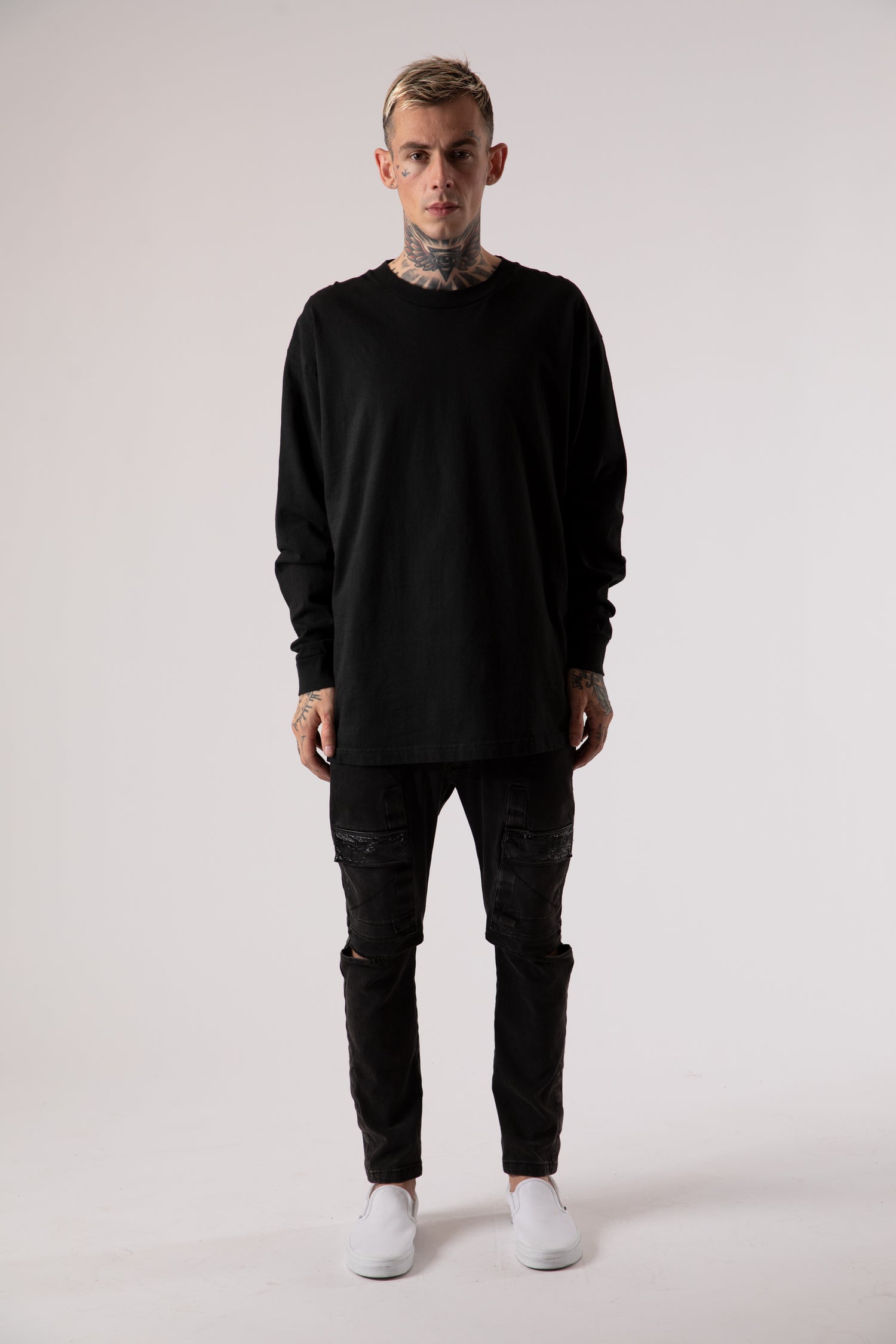 Sixelar Long sleeve Black blank t-shirt. front view