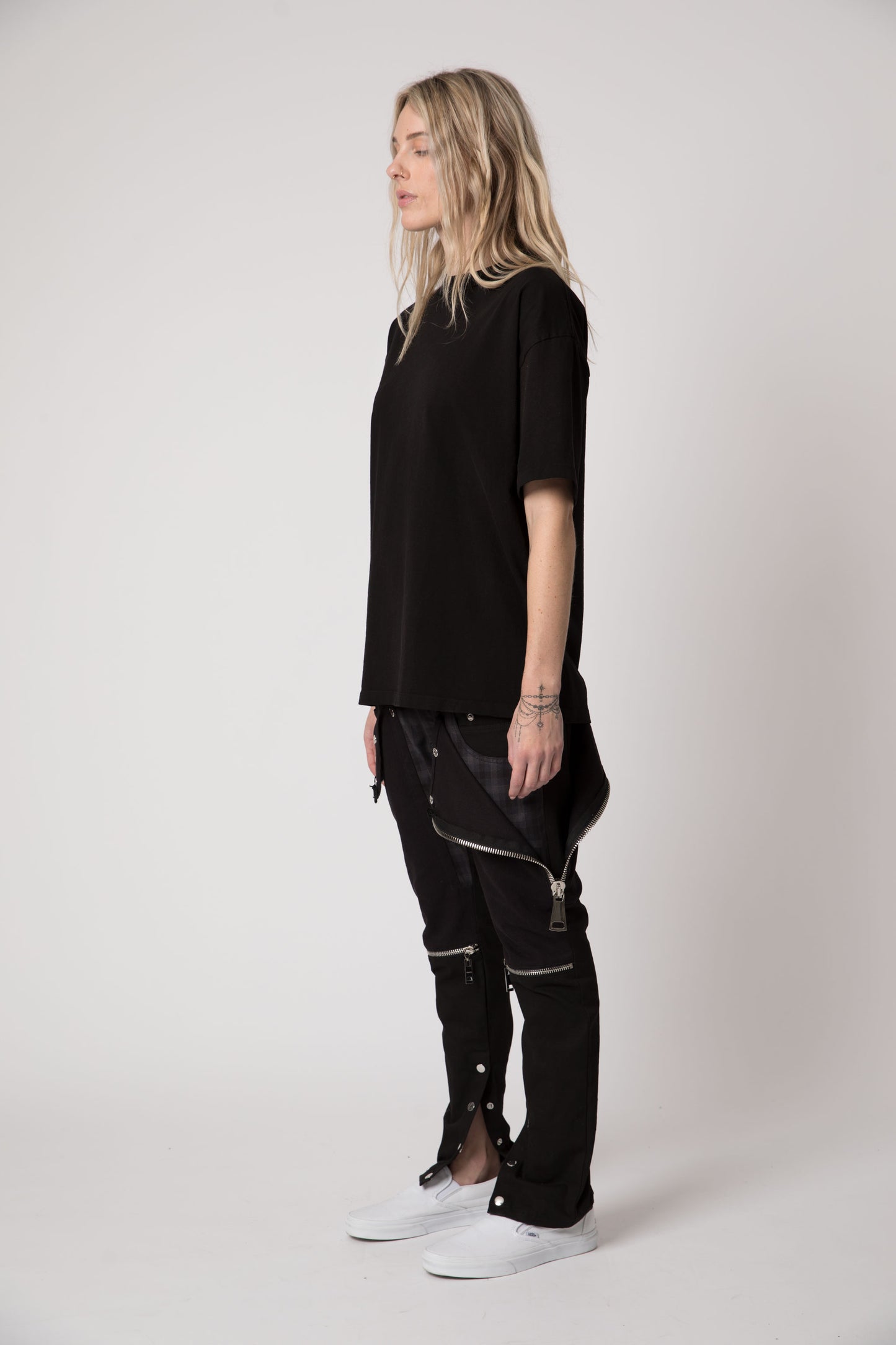 Sixelar Vintage Black t-shirt blank v4.0 side view female model